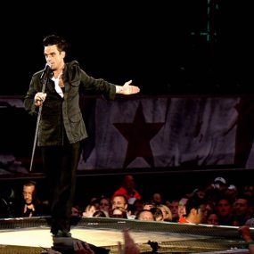 罗比威廉姆斯2003年现场演唱会10周年纪念版 Robbie Williams Live at Knebworth 2013 10th Anniversary Edition《BDMV 33.7G》