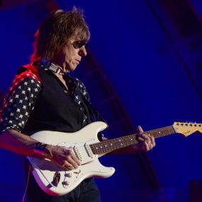 Jeff Beck – Live At The Hollywood Bowl 2017《BDRip MKV 10.6G》